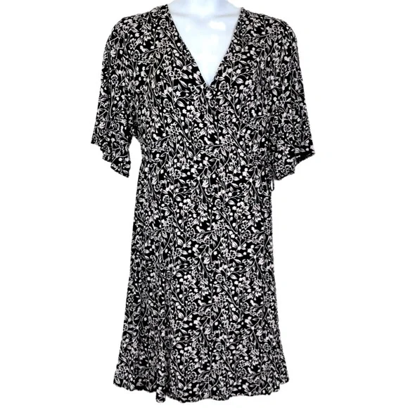 Old Navy Dress Size 3X Waist-Defined Plus-Size Wrap-Front Dress Black Floral - Picture 1 of 14